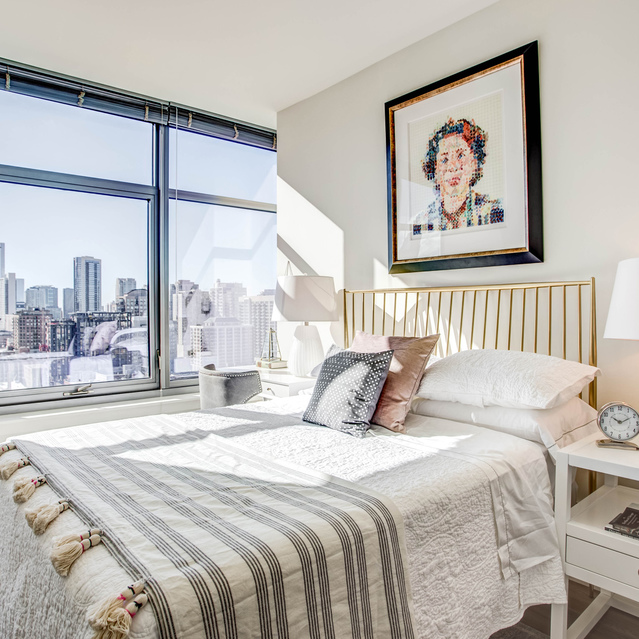 Next Apartments - Modern Bedroom with City View